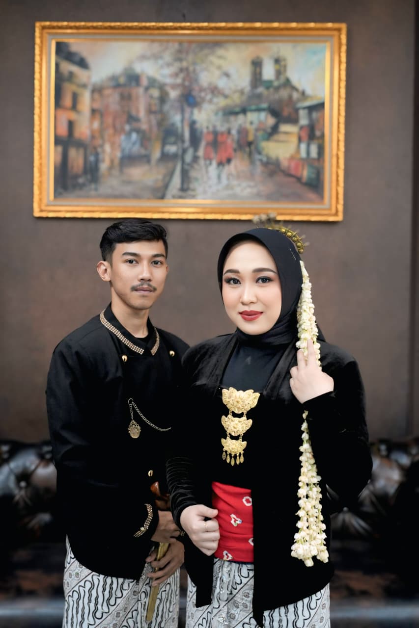 Sela & Opey310526
