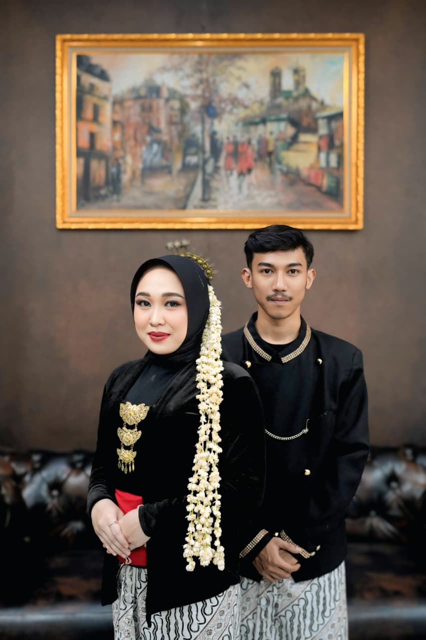 Sela & Opey310526